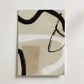 Bozetto Abstract Harmony Poster har en beige, offwhite bakgrund med djärva svarta och vita svepande linjer och geometriska former som skapar en harmonisk atmosfär på högkvalitativt premiumpapper.