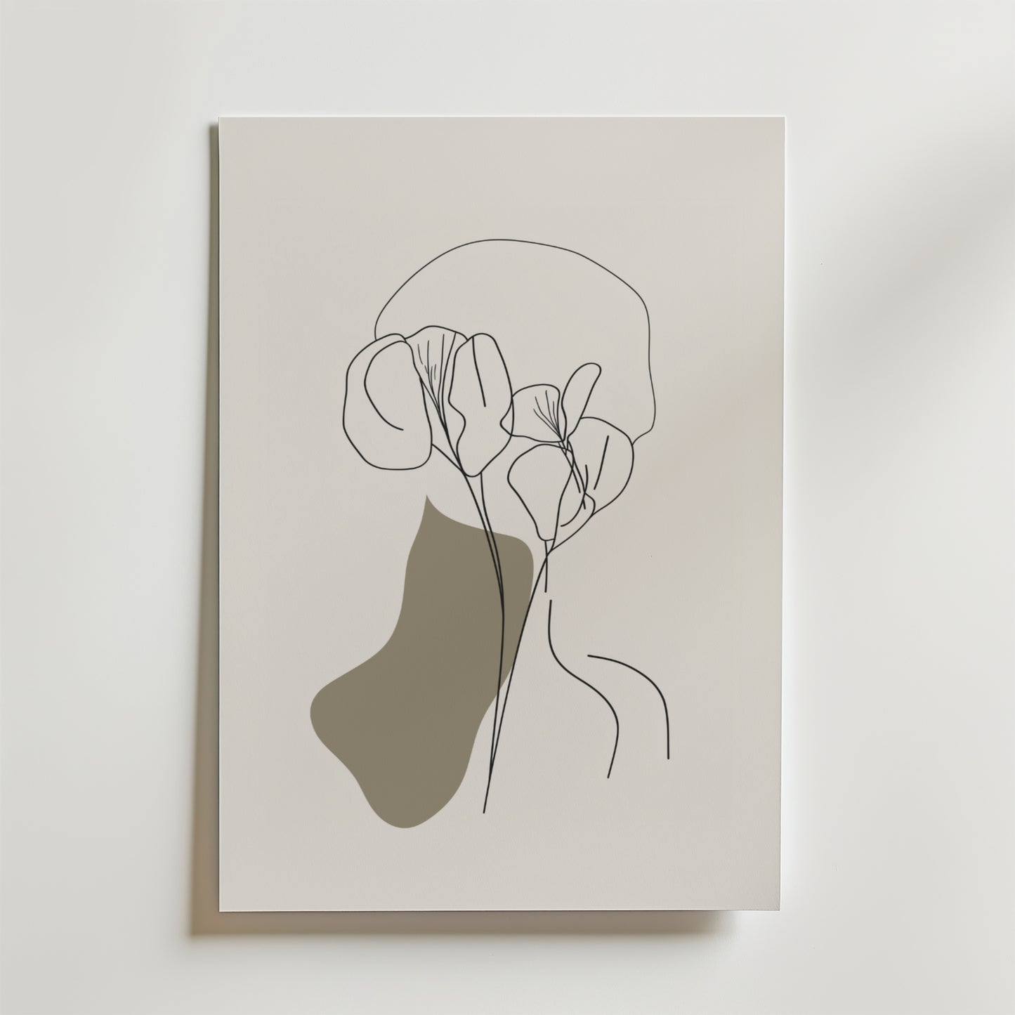 Bozetto Floral Face Silhouette Poster har minimalistisk linjekonst med abstrakta blommor, fina svarta konturer och en stor beige form på lyxigt matt premiumpapper, visad på en vit canvas som lutar mot en vit vägg.
