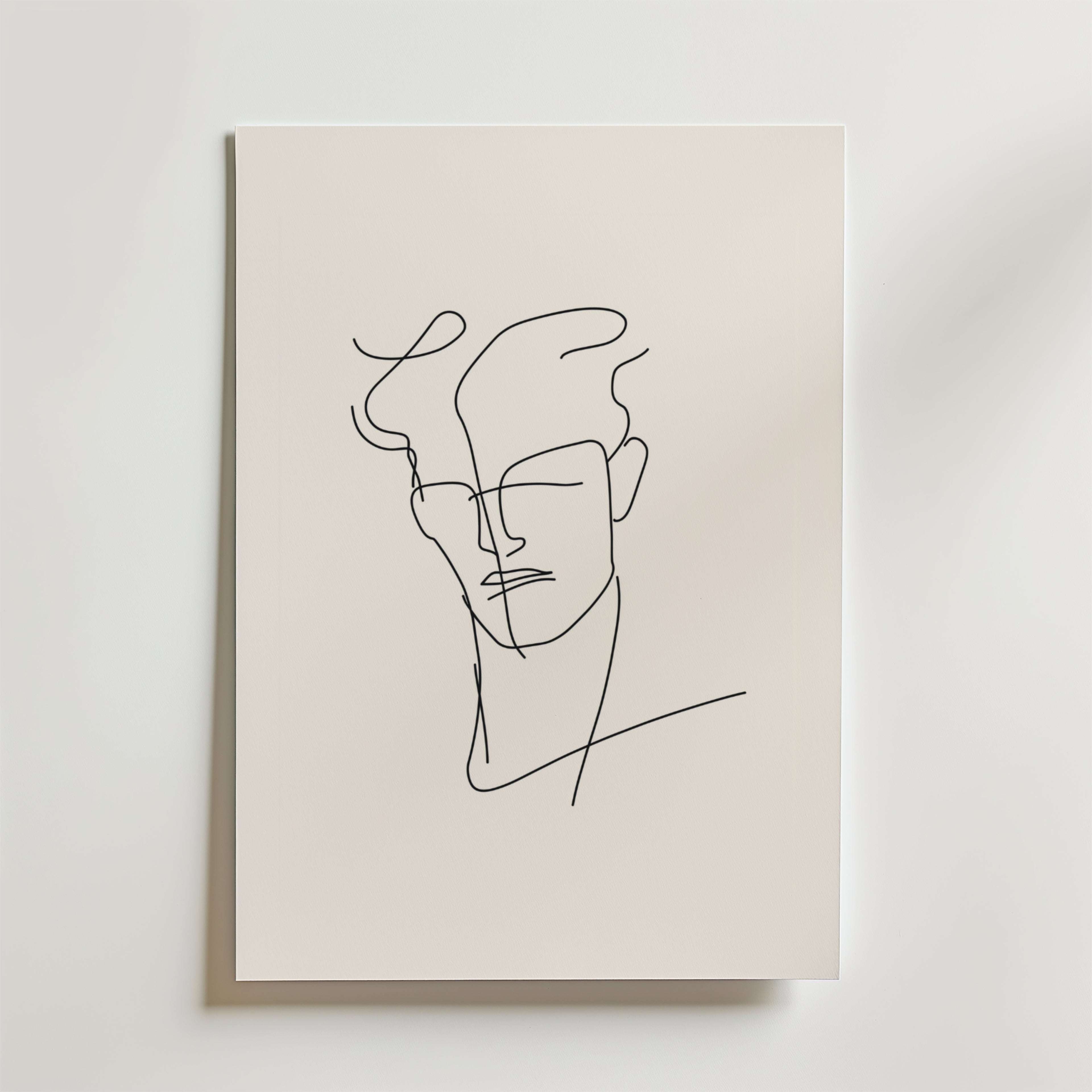 Bozettos Modern Line Art Man Poster har en minimalistisk linjeteckning av en mans ansikte och nacke, med abstrakta svarta linjer, vågigt hår och en ljus bakgrund, tryckt på FSC-certifierat premiumpapper.