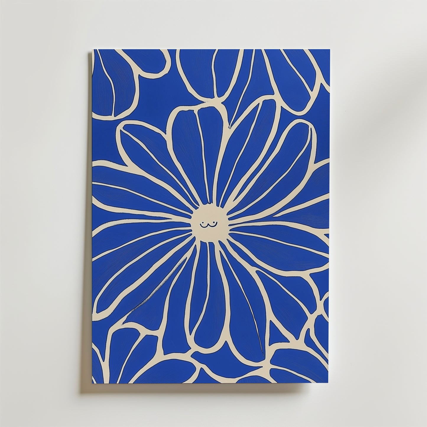 Bozetto Happy Blue Flower Poster visar en blå och vit abstrakt blomma med ett leende ansikte som ger en glad charm till varje vit vägg.