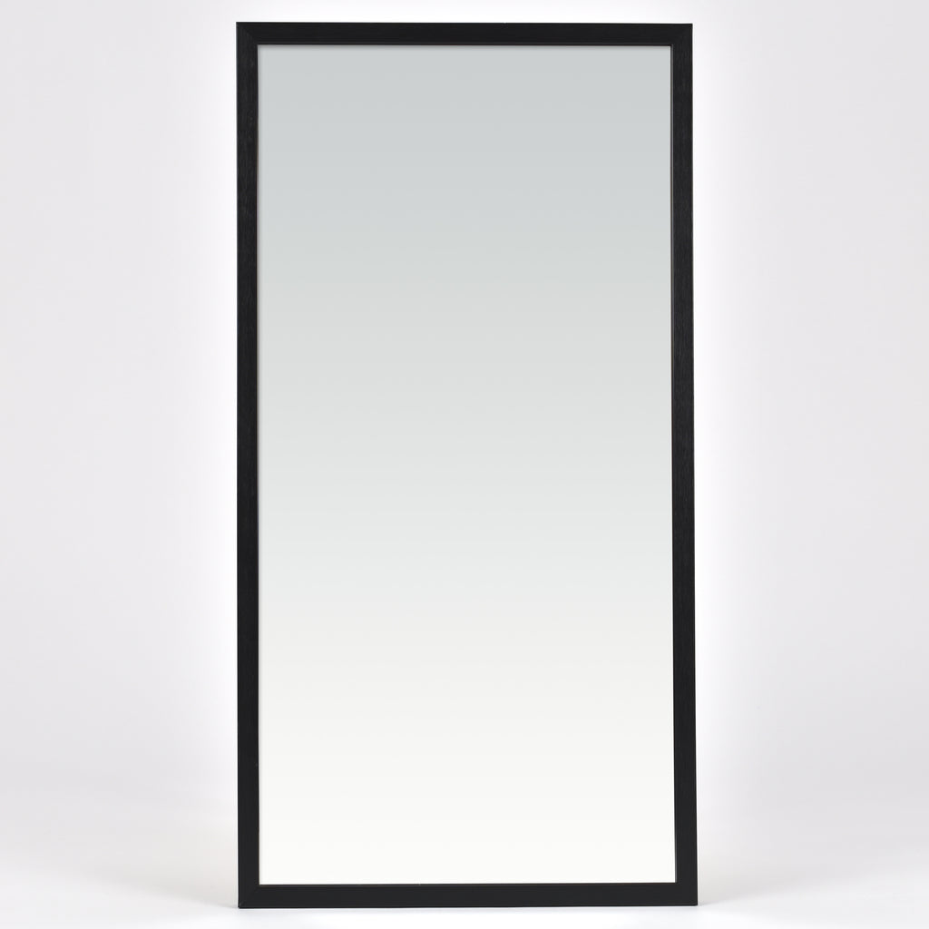 Spegel Karelia Svart Deluxe 40x80 cm från Bozetto har en enkel svart ram och står upprätt mot vit bakgrund. Perfekt som väggspegel, passar den stilrent i alla rum.
