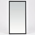 Spegel Karelia Svart Deluxe 40x80 cm från Bozetto har en enkel svart ram och står upprätt mot vit bakgrund. Perfekt som väggspegel, passar den stilrent i alla rum.