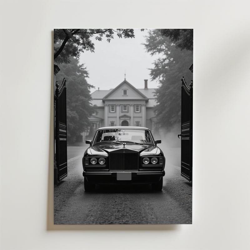 En klassisk svart Vintage Rolls Royce glider genom järngrindar mot en stor herrgård en dimmig dag, omgiven av träd - en idealisk scen på Bozetto Vintage Rolls Royce Poster, tryckt på premiumpapper med matt yta.