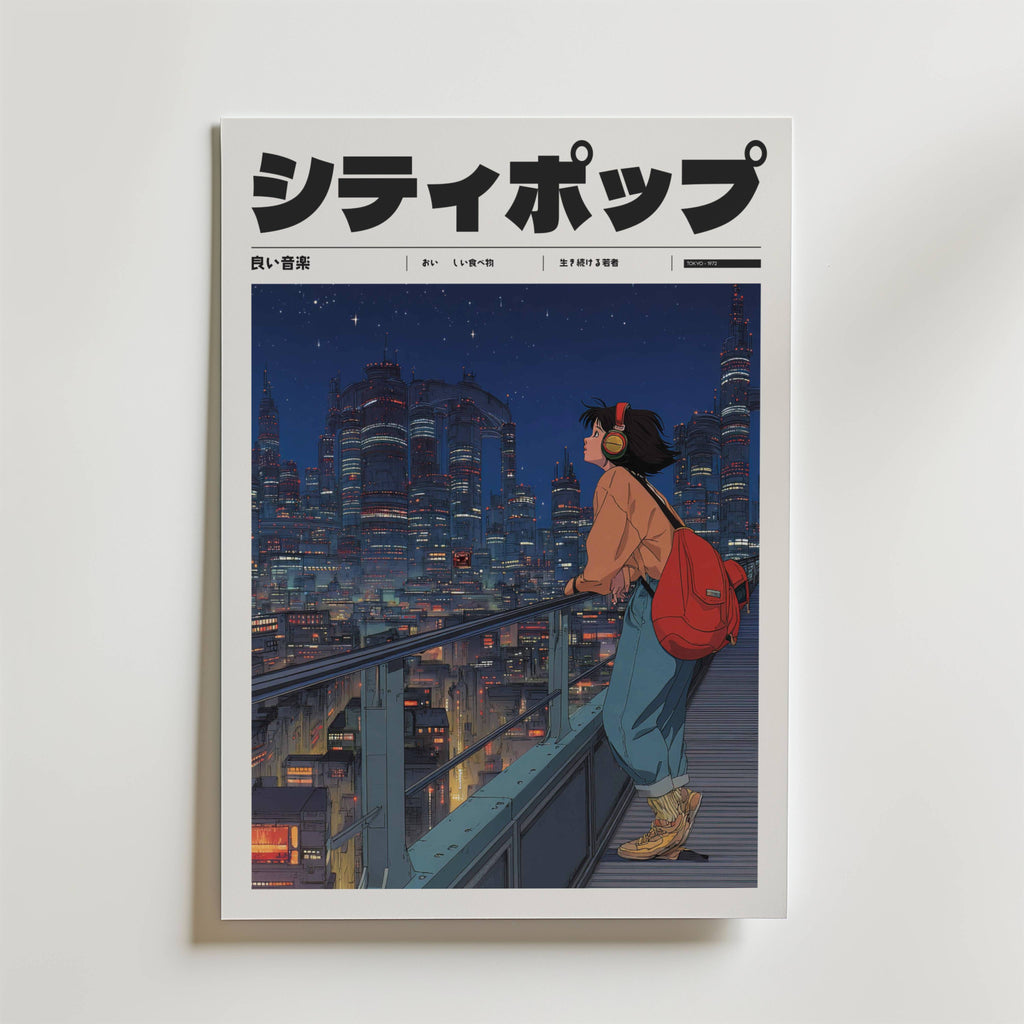 Silent Frequency Poster av Bozetto visar en kvinna med hörlurar och en röd ryggsäck på en balkong med utsikt över Tokyos futuristiska nattsilhuett, med den japanska titeln "シティポップ" (City Pop) högst upp.