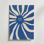 Bozetto Abstract blue and white sun Poster föreställer en leende sol med vågiga strålar, tryckt på premiumpapper för en högkvalitativ finish, och visas mot en vit vägg.