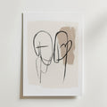 Bozettos Minimal Heart Connection Poster föreställer två abstrakta ansikten i svart kontur på en beigevit bakgrund, som överlappar varandra för att antyda intimitet. Postern är tryckt på premiumpapper och ger en harmonisk, minimalistisk touch till alla utrymmen.