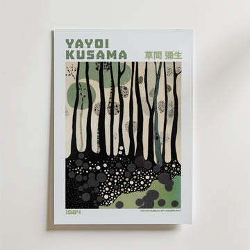 Yayoi Kusama Whispering Forest Poster – Ett stillsamt och mystiskt motiv där höga trädformer möter prickmönster som skapar
