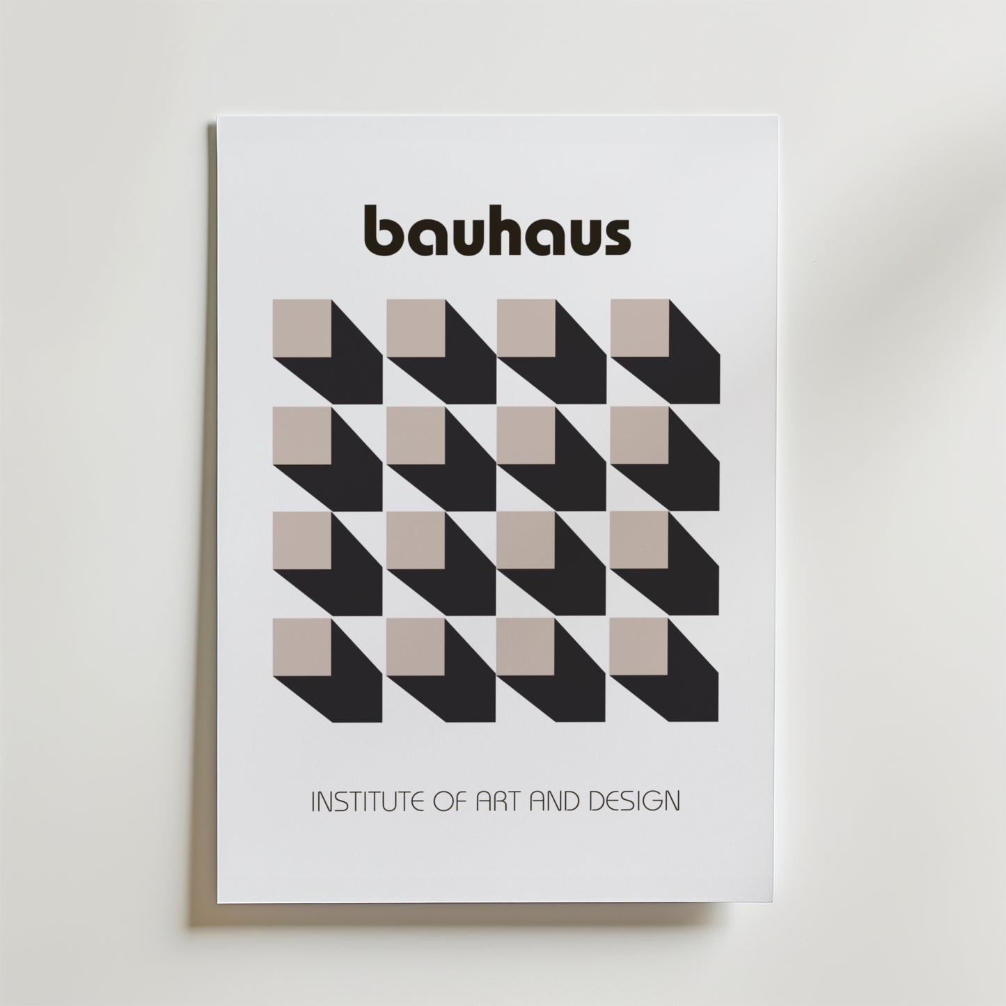Bozetto Bauhaus Optical Grid Poster har "bauhaus" upptill, ett centralt geometriskt kubmönster i beige och svart samt "Institute of Art and Design" nedtill - perfekt för modern inredning och tryckt på premiumpapper.