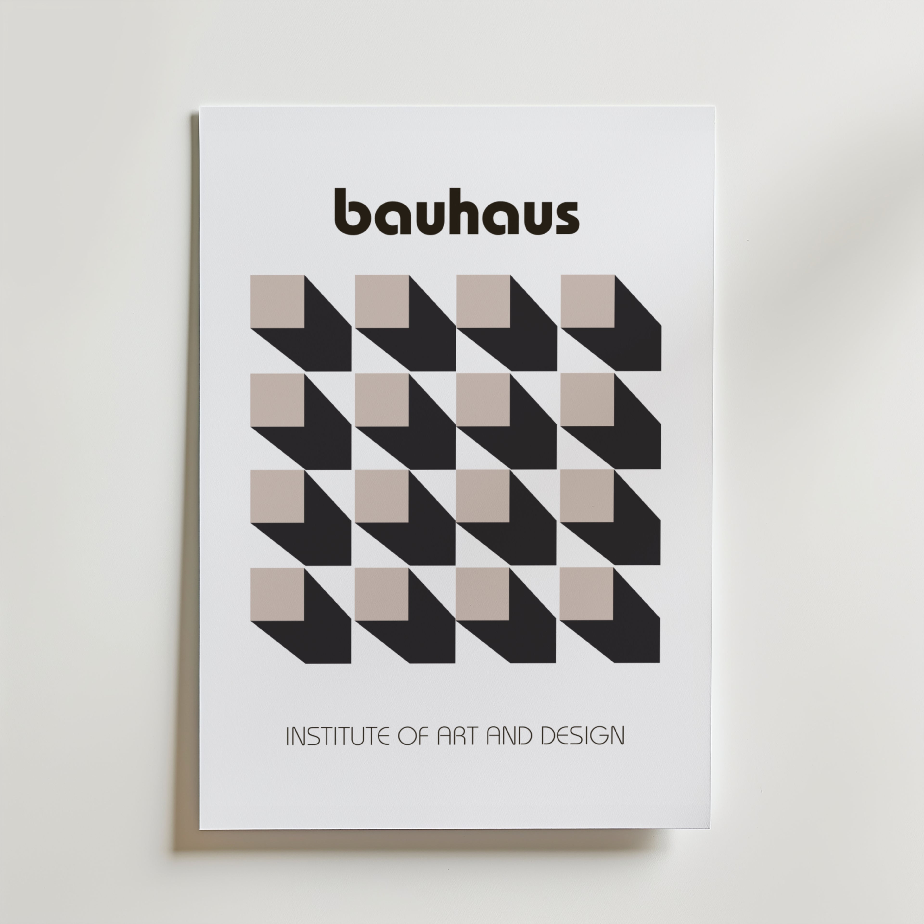Bozetto Bauhaus Optical Grid Poster har "bauhaus" upptill, ett centralt geometriskt kubmönster i beige och svart samt "Institute of Art and Design" nedtill - perfekt för modern inredning och tryckt på premiumpapper.