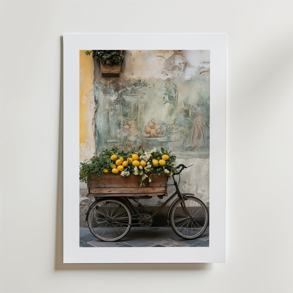 Lemons in Sicily Poster by Bozetto föreställer en vintage cykel med citroner och grönska, tryckt på FSC-certifierat premiumpapper med lyxigt matt yta - perfekt för att få medelhavscharm till ditt hem.