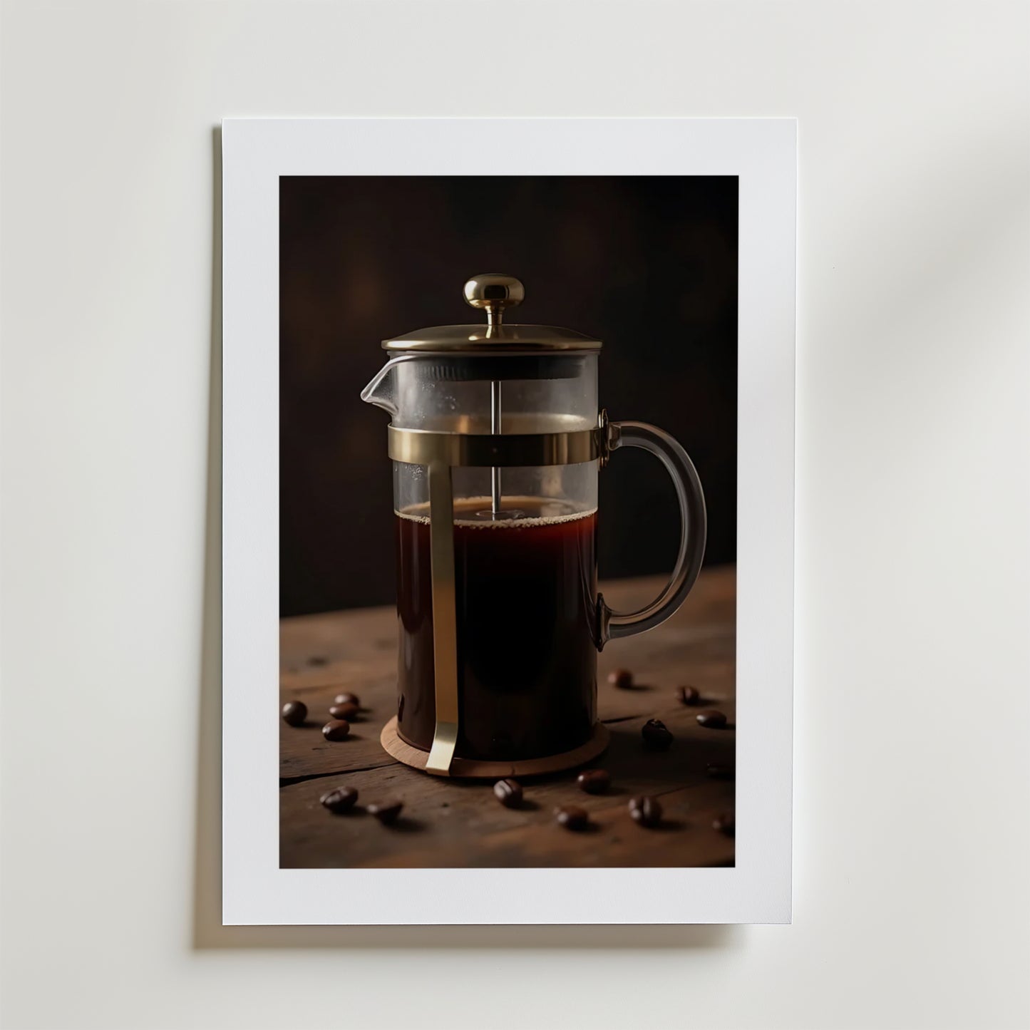 Coffee Press Poster by Bozetto föreställer en fransk press fylld med kaffe på en träyta med utspridda bönor, mot en mörk bakgrund. Den rika texturen och den matta finishen skapar en raffinerad, modern look.