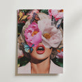 En kvinnas ögon döljs av stora rosa blommor och färgglada fjärilar pryder hennes ansikte på Bozetto Floral Butterfly Eyes Poster, som fångar konstnärlig elegans bland livfulla rosa blommor.