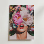 En kvinnas ögon döljs av stora rosa blommor och färgglada fjärilar pryder hennes ansikte på Bozetto Floral Butterfly Eyes Poster, som fångar konstnärlig elegans bland livfulla rosa blommor.