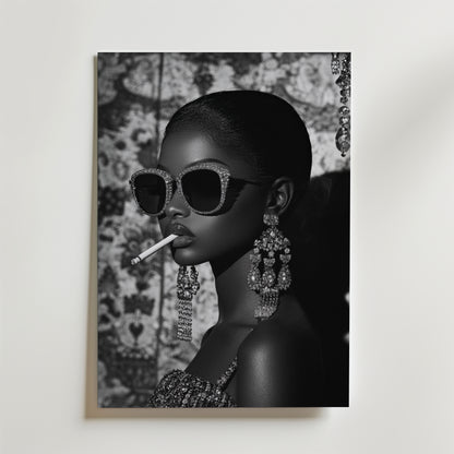 Bozetto Diamond Attitude Poster föreställer en elegant kvinna med stora solglasögon och smyckade örhängen som utstrålar vintage glamour på lyxigt matt premiumpapper. Monokrom konst för en chic touch till alla utrymmen.