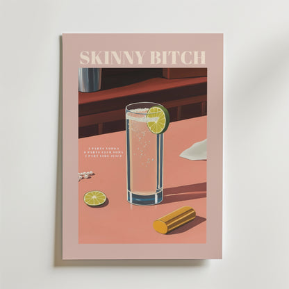 Bozetto Skinny Bitch Cocktail Poster visar en klar cocktail med lime på en rosa yta och en jigger i metall. Recepttexten är tryckt på premiumpapper med en lyxig matt finish och följer elegant med glaset.