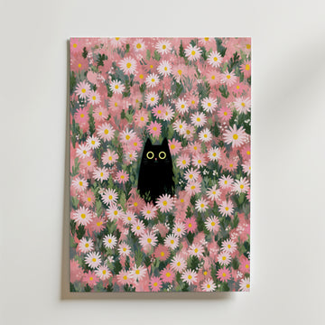 Hidden Cat in Daisy Meadow Poster – Motivet visar ett hav av mjuka rosa och vita prästkragar där en liten svart katt diskret