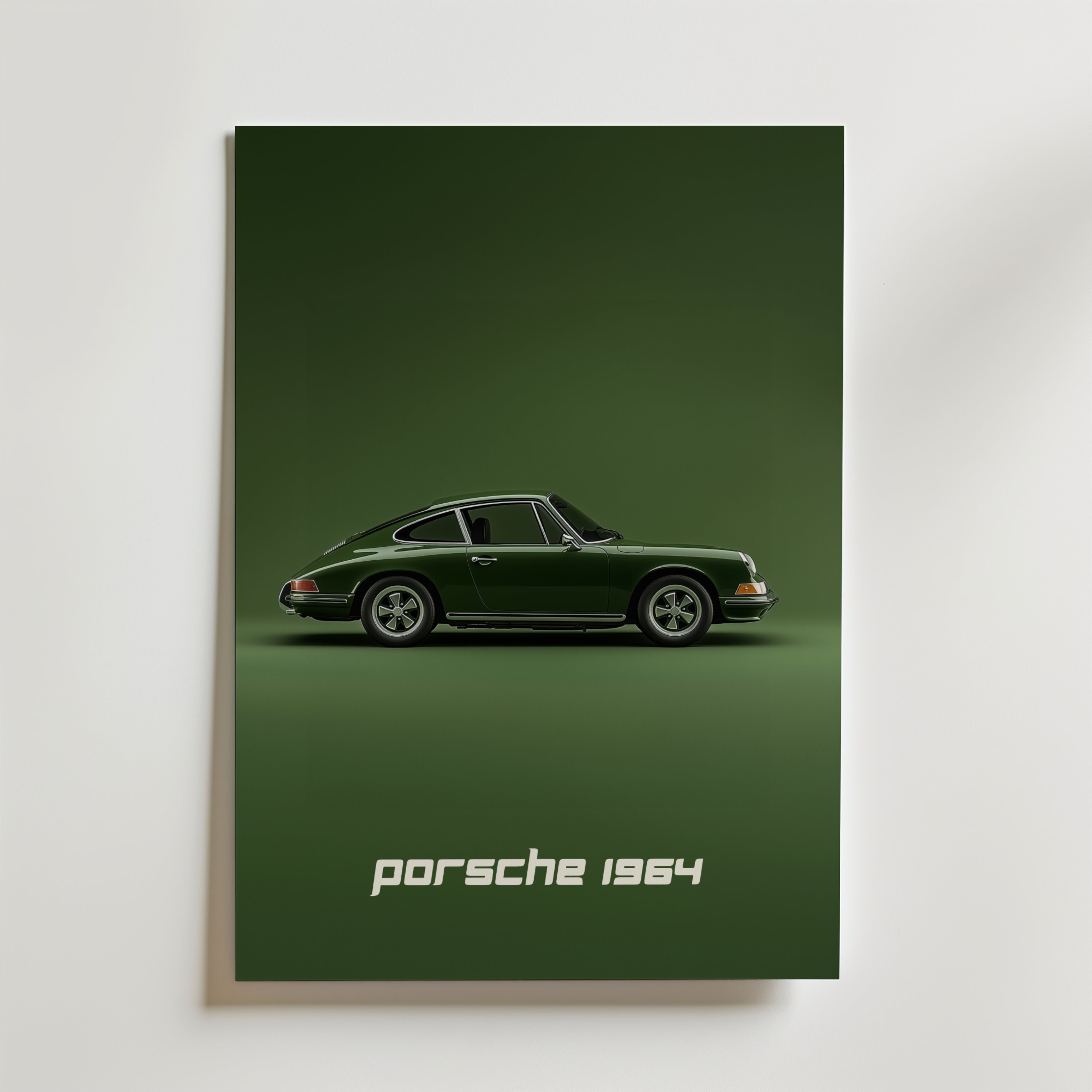 Bozetto Retro Porsche Poster är tryckt på premiumpapper och visar en klassisk mörkgrön Porsche från 1964 i profil mot en matchande grön bakgrund med "Porsche 1964" i vit färg - perfekt för en stilfull inredning.