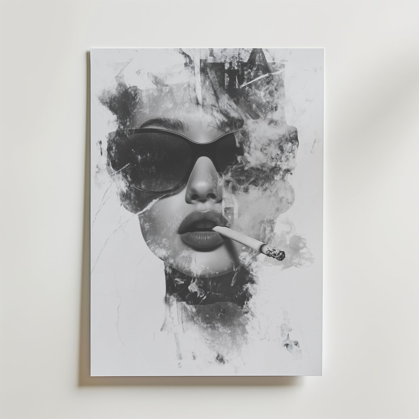 Chic smoke Poster från Bozetto har ett svartvitt porträtt av en kvinna i stora solglasögon som röker en cigarett med virvlande rök och abstrakta överlägg. Den är avslutad med en lyxigt matt yta för en högkvalitativ look.