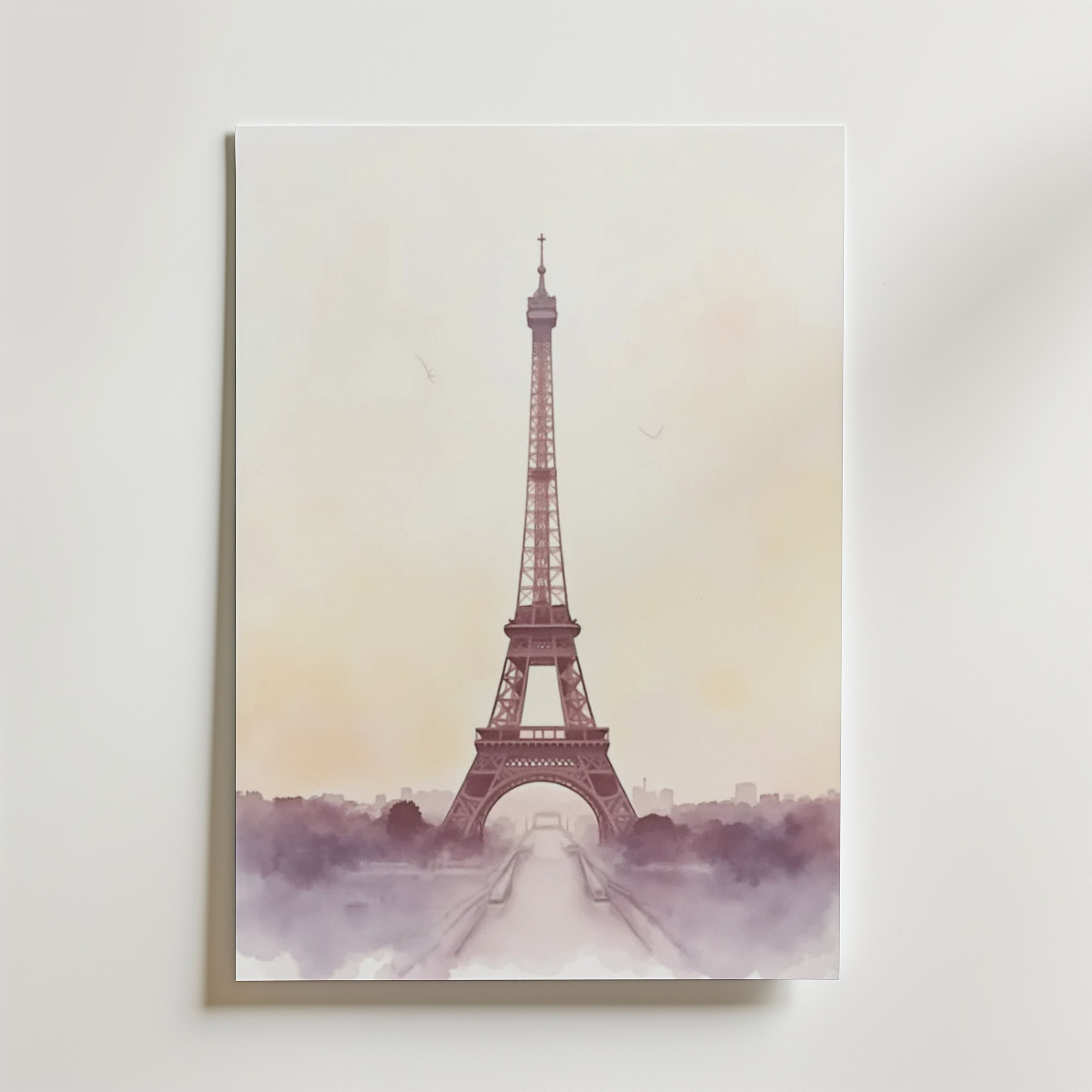 Bozetto Painted Eiffel Tower Poster har en minimalistisk Paris-scen på premiumpapper, med det ikoniska tornet under en pastellfärgad himmel, lätt dimma vid dess bas och subtila stadssilhuetter som tonar ut i en dimmig bakgrund.