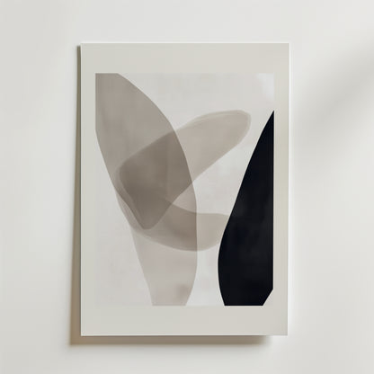 Bozetto Abstract Flow Poster har överlappande genomskinliga former i mjukt grått och beige, en djärv svart form till höger, tryckt på premiumpapper med en lyxigt matt yta, inramad i vitt och uppsatt på en vit vägg.