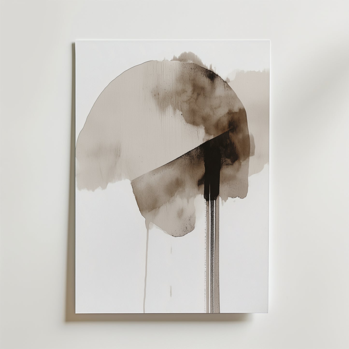 Faded Horizon Poster från Bozetto visar en abstrakt akvarell med en stor, halvcirkelformad svart och grå färg och vertikala droppar på vitt matt yta premiumpapper, vilket ger en minimalistisk, organisk touch till ditt rum.