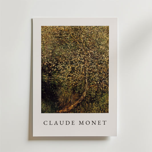 Bozetto Claude Monet Apple Tree Poster har en livfull äppelträdsmålning på premiumpapper med "Claude Monet" under konstverket på en vanlig, ljus bakgrund.