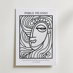 Picasso Minimal Muse Poster by Bozetto: En svartvit abstrakt linjeteckning av en kvinnas ansikte, inspirerad av Picasso. Med Coco Chanels citat: "En flicka bör vara två saker: elegant och fantastisk." Perfekt för den som älskar modern inredning eller minimalistisk konst.