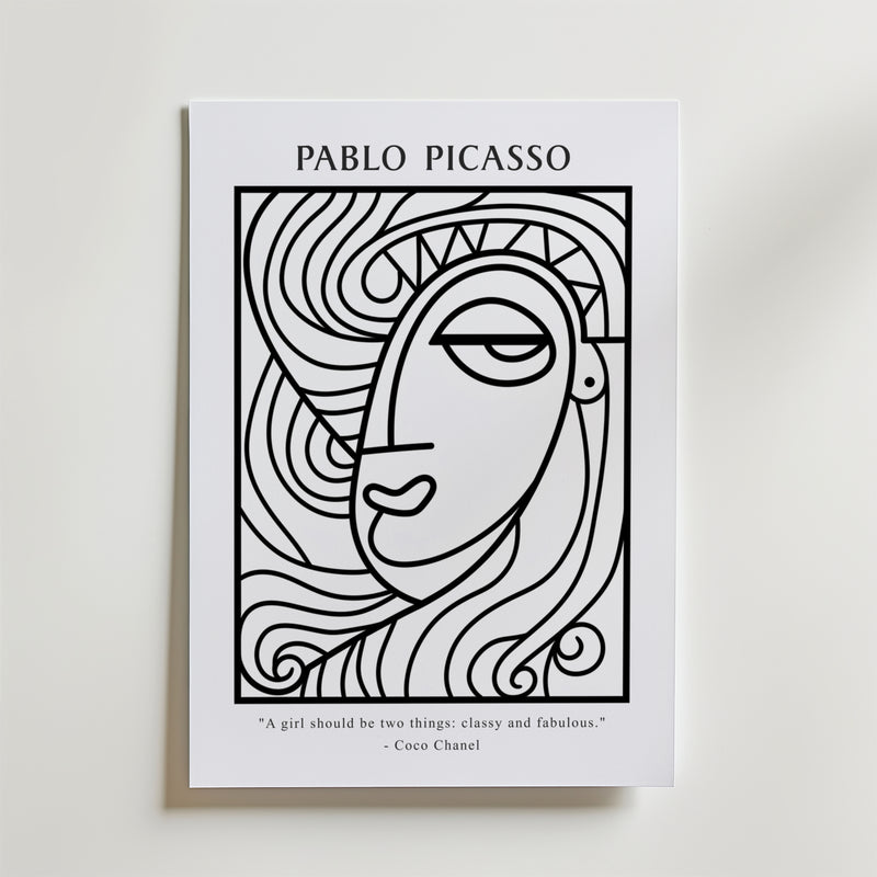 Picasso Minimal Muse Poster by Bozetto: En svartvit abstrakt linjeteckning av en kvinnas ansikte, inspirerad av Picasso. Med Coco Chanels citat: "En flicka bör vara två saker: elegant och fantastisk." Perfekt för den som älskar modern inredning eller minimalistisk konst.