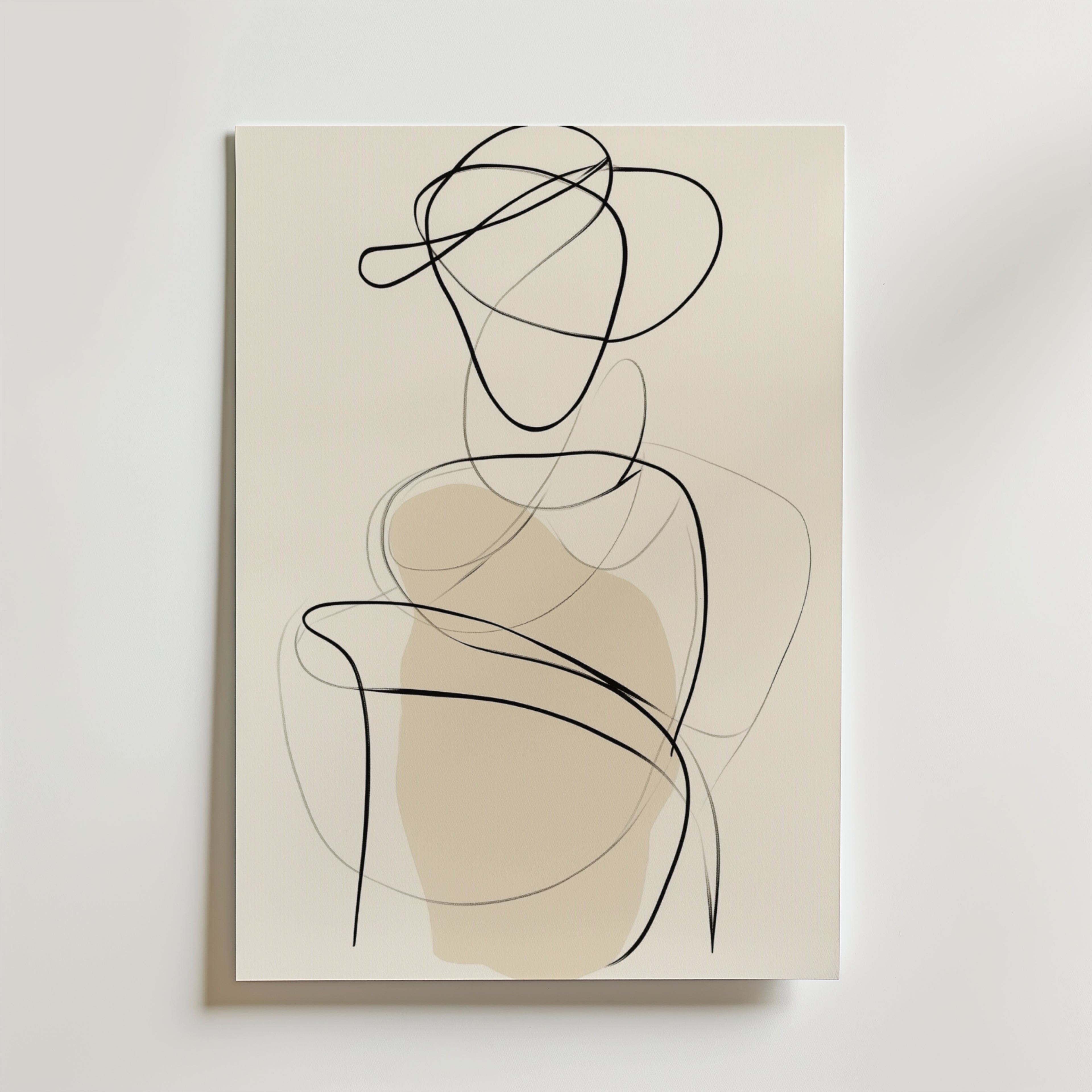 Abstrakt Silhouette Figure Poster från Bozetto har svarta, flytande linjer och beige former på vitt premiumpapper, vilket skapar en minimalistisk, elegant väggdekor inspirerad av konturerna av en sittande figur.