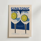 Bozetto Gin & Tonic Cocktail Poster har två glas med is och lime, receptdetaljer och en blå och krämfärgad palett, vackert tryckt på FSC-certifierat premiumpapper.