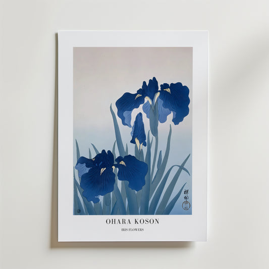 Bozetto "Iris flowers Ohara Koson Poster" är en inramad konsttryck med blå irisar och gröna blad på en ljus bakgrund, inspirerad av japansk estetik, med OHARA KOSON IRIS FLOWERS text och japanska tecken nere till höger.