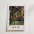Bozetto Claude Monet The Avenue Poster föreställer en trädkantad stig med höstlöv, en avlägsen figur och "CLAUDE MONET" elegant under bilden på en skarp vit bakgrund, tryckt på matt premiumpapper.