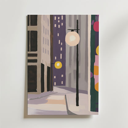City Stillness Poster från Bozetto är tryckt på premiumpapper och visar en snöig stadsgata på natten i lila och beige toner - höga byggnader och glödande gatlyktor gör den till en lugnande inredningsposter för moderna miljöer.