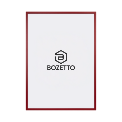 En vertikal rektangulär affischram visar en tunn Röd Träram från Bozetto med vit bakgrund och en centrerad svart Bozetto-logotyp under en geometrisk symbol.
