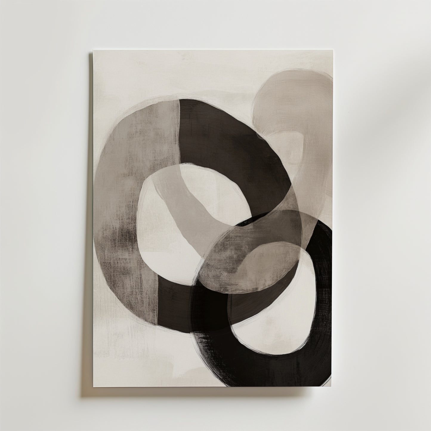 Bozetto Interlocking Circles Poster har abstrakta cirklar i svart, grått och beige på en ljus bakgrund. Postern är tryckt på premiumpapper med en lyxigt matt yta och ger en minimalistisk och modern touch till alla rum.