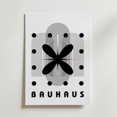 Bozetto Bauhaus Abstract Bloom Poster har svarta geometriska former, linjer och prickar på premiumpapper med "BAUHAUS" längst ner - vilket fångar Bauhaus design och modern elegans i en minimalistisk stil.