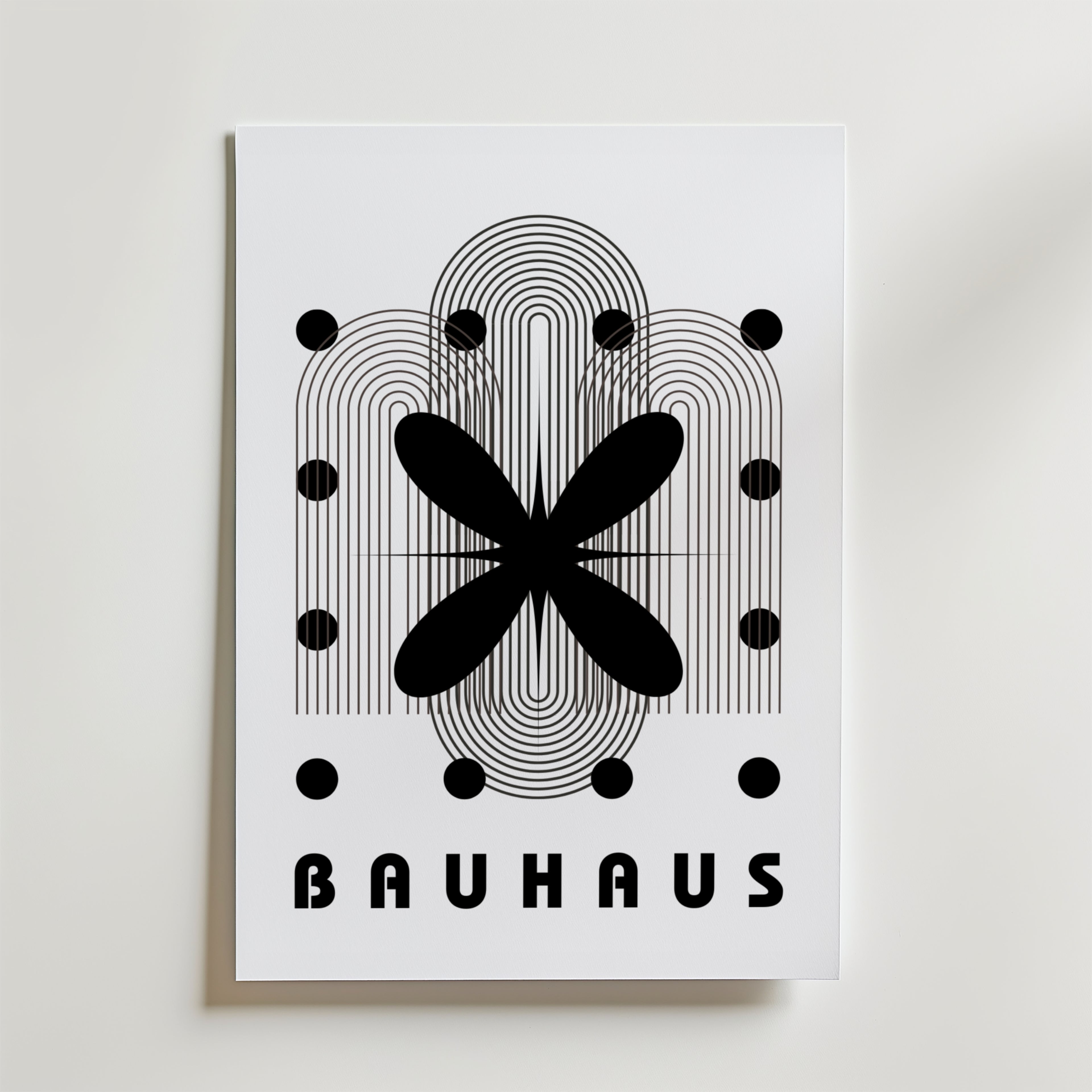 Bozetto Bauhaus Abstract Bloom Poster har svarta geometriska former, linjer och prickar på premiumpapper med "BAUHAUS" längst ner - vilket fångar Bauhaus design och modern elegans i en minimalistisk stil.
