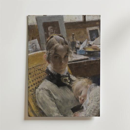 Bozetto-affischen "Carl Larsson Wife and their Daughter" föreställer en kvinna som sitter med sitt sovande barn i knät, vilket framkallar ett ömt mor-dotter-ögonblick i en mjukt upplyst, hemtrevlig bakgrund med papper och foton.