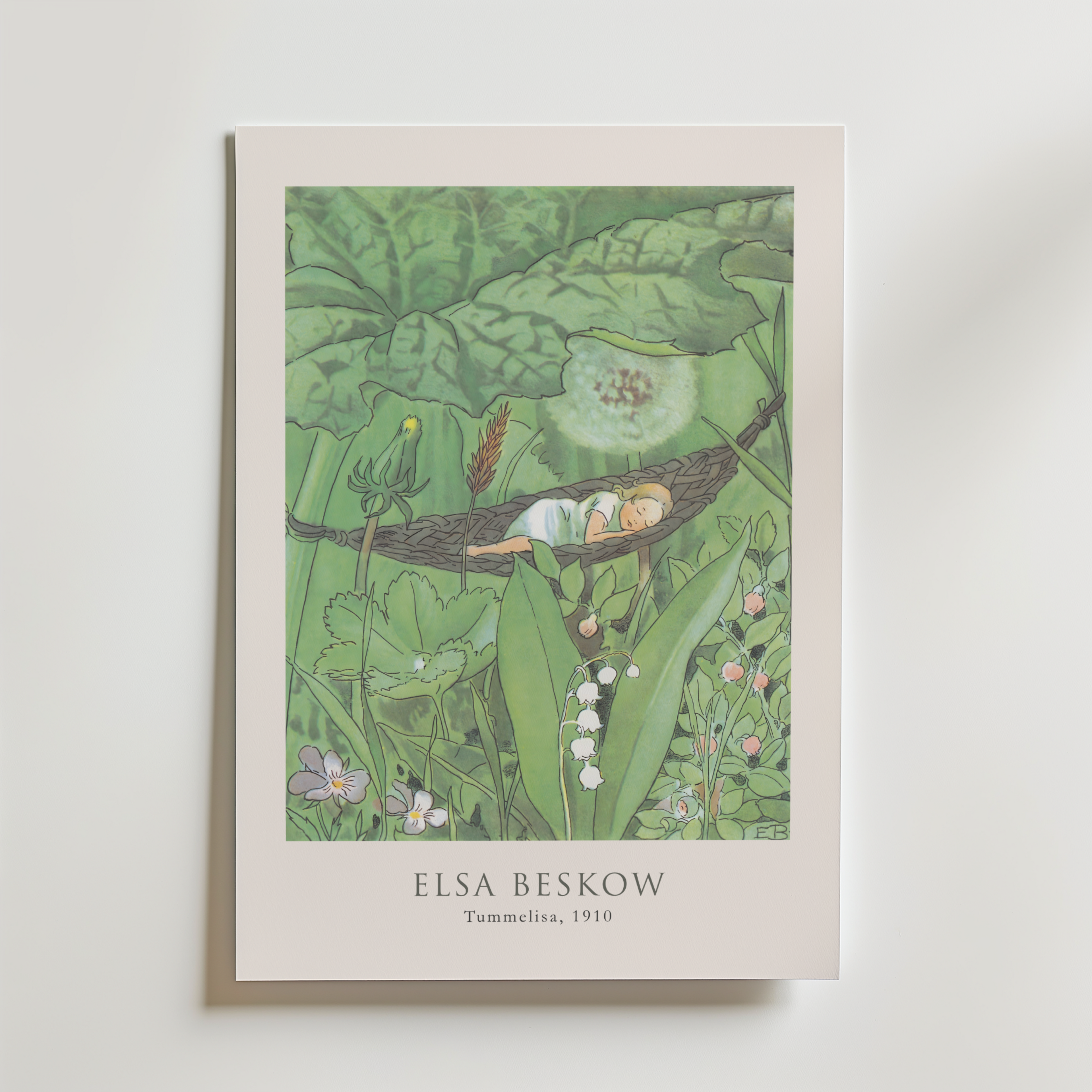 Elsa Beskow Tummelisa 1910 Poster – En drömsk illustration av Elsa Beskow där den lilla Tummelisa vilar i naturens famn.
