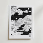 Den svartvita Hokusai Postern från Bozetto har japanskinspirerade vågor och cirkulära sol- eller månformer. Postern är perfekt för minimalistisk inredning och har subtila textdetaljer i hörnen på en vit bakgrund.
