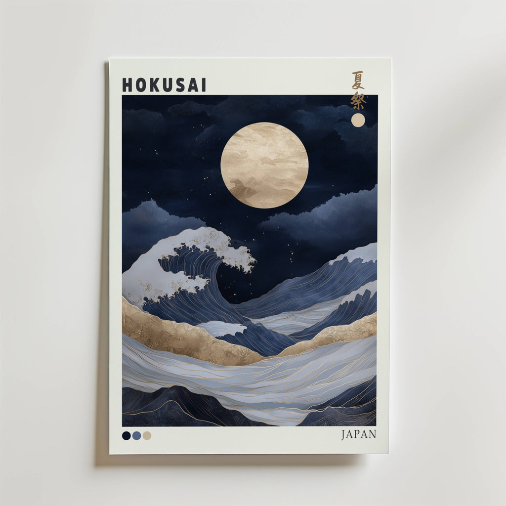 Blue Navy Hokusai Poster från Bozetto föreställer stiliserade midnattsblå vågor under en fullmåne, inspirerad av Hokusai, med "HOKUSAI" och "JAPAN" i kanterna och japanska tecken i det övre högra hörnet.