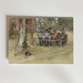 Bozetto "Carl Larsson Breakfast under the Big Birch Poster" föreställer en familj som avnjuter frukost utomhus vid ett rött hus, med barn och vuxna samlade under träd i en klassisk svensk sommarscen.