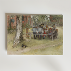 Bozetto "Carl Larsson Breakfast under the Big Birch Poster" föreställer en familj som avnjuter frukost utomhus vid ett rött hus, med barn och vuxna samlade under träd i en klassisk svensk sommarscen.