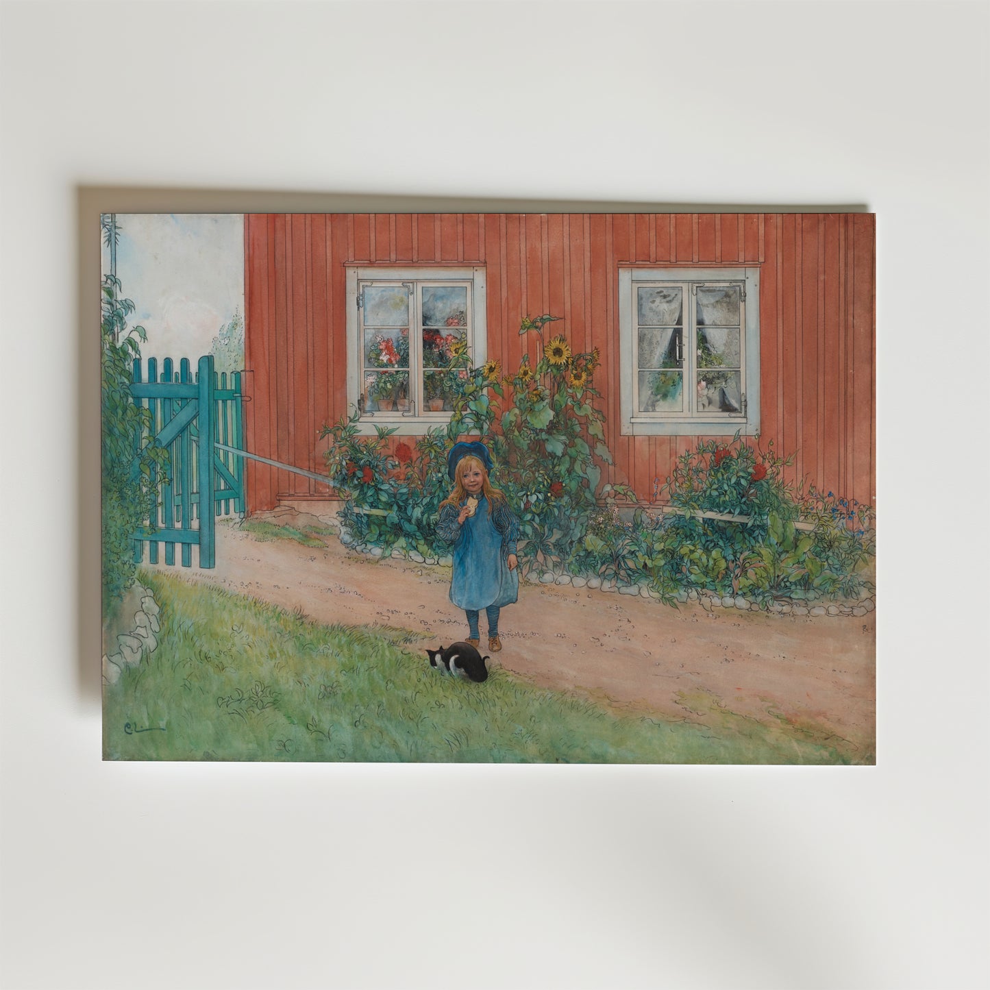 Affischen "Carl Larsson Brita, en katt och en smörgås 1898" av Bozetto visar en leende flicka i blått vid ett rött hus med solrosor, en blå grind och en svart katt - perfekt för fans av lantlig inredning.