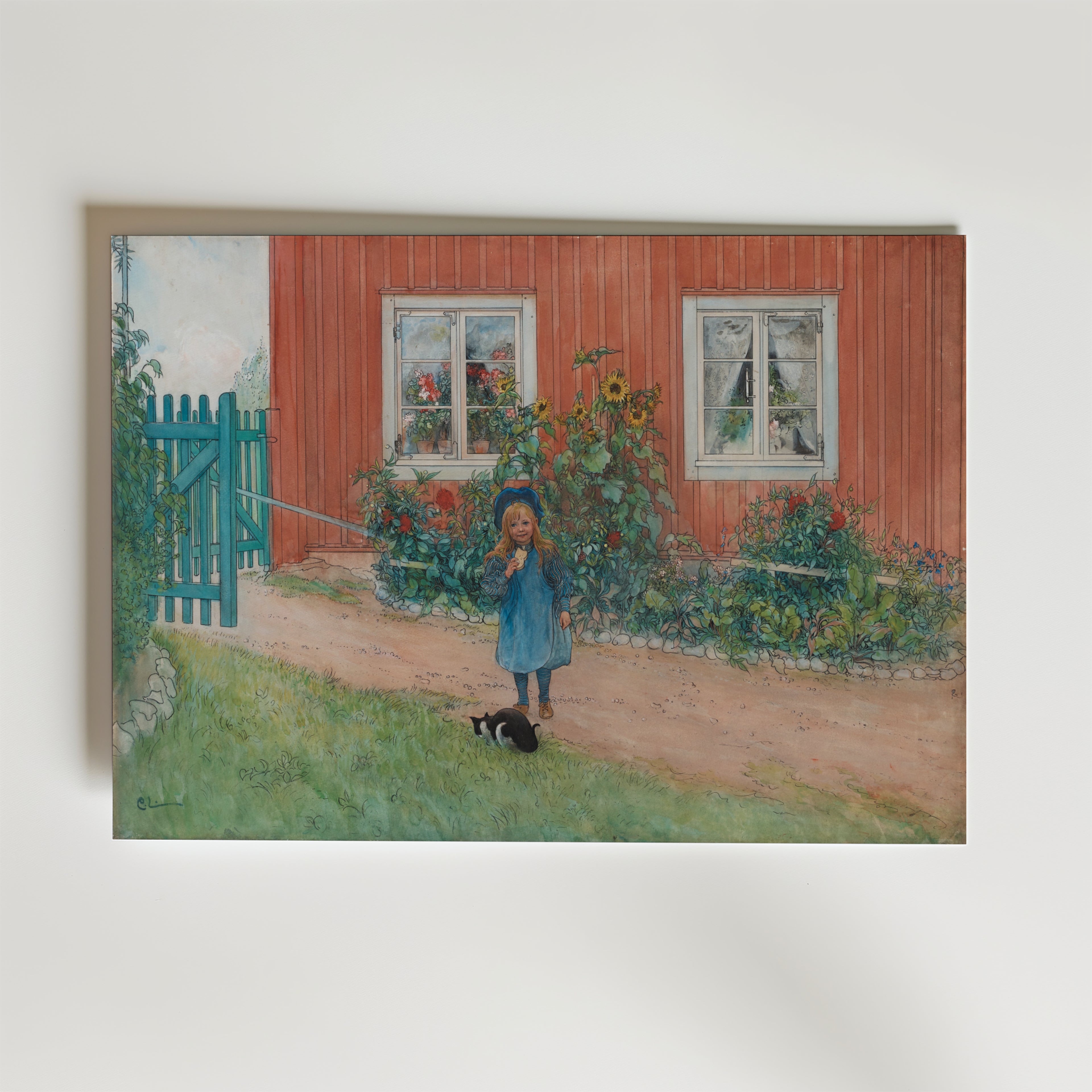 Affischen "Carl Larsson Brita, en katt och en smörgås 1898" av Bozetto visar en leende flicka i blått vid ett rött hus med solrosor, en blå grind och en svart katt - perfekt för fans av lantlig inredning.