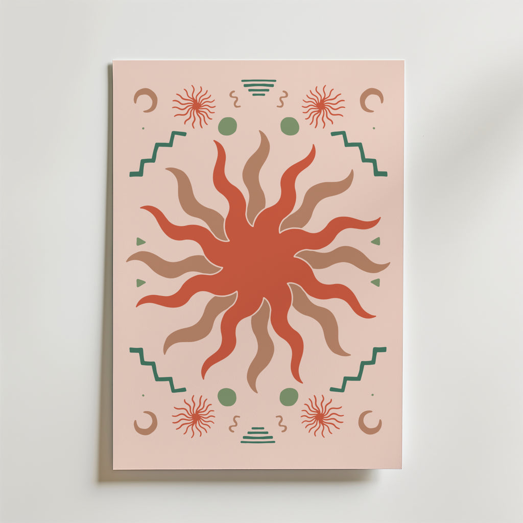 Solar Bloom Poster från Bozetto visar ett abstrakt solmotiv med vågiga strålar i jordnära rött och brunt, kantat av geometriska former och spiraler på en ljusbeige bakgrund - en kosmisk dans av former för ditt rum.