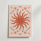 Solar Bloom Poster från Bozetto visar ett abstrakt solmotiv med vågiga strålar i jordnära rött och brunt, kantat av geometriska former och spiraler på en ljusbeige bakgrund - en kosmisk dans av former för ditt rum.