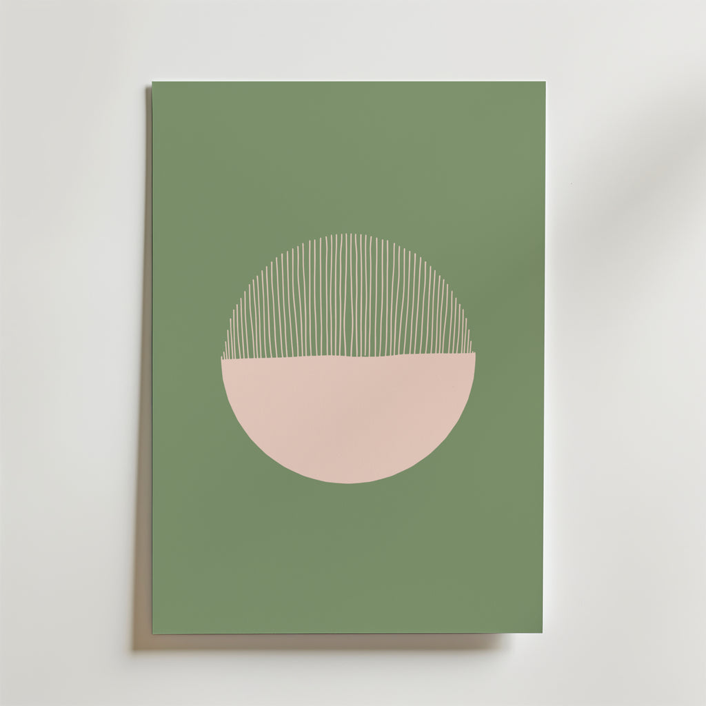 Green Balance Poster från Bozetto: Stilren design med grön bakgrund, rosa halvcirkel i centrum och tunna vita linjer - ett minimalistiskt och harmoniskt motiv i abstrakt stil.