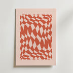 Bozetto Woven Motion Poster har ett fängslande mönster av vågiga röda och ljusrosa former på en ljusrosa bakgrund, vilket skapar en optisk illusion av rörelse. Det abstrakta konsttycket är centrerat på en vit yta.