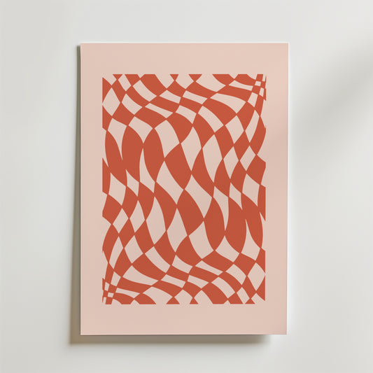 Bozetto Woven Motion Poster har ett fängslande mönster av vågiga röda och ljusrosa former på en ljusrosa bakgrund, vilket skapar en optisk illusion av rörelse. Det abstrakta konsttycket är centrerat på en vit yta.